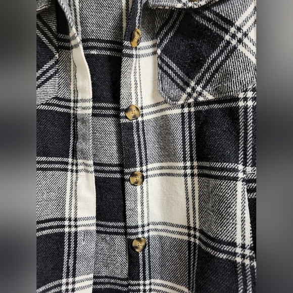 Shacket Plaid Button-Up in Black and White Double Button Pockets Size L - Picture 3 of 7